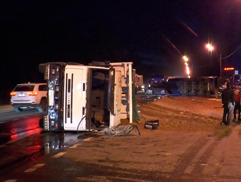 Два перевернувшихся самосвала перекрыли Киевское шоссе в Балабанове