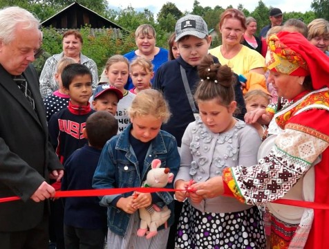 В деревне Манино устроили праздник по случаю открытия детской площадки