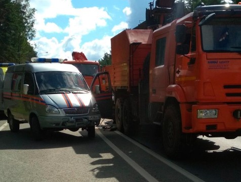 Легковушку смяло между двумя грузовиками