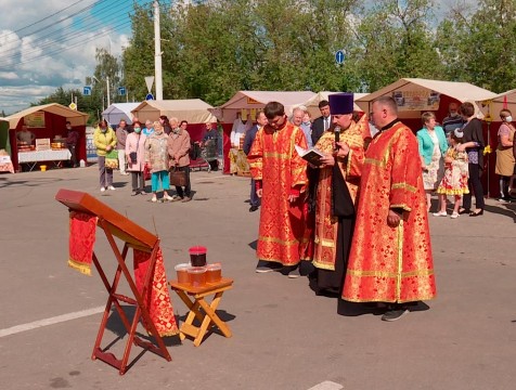 Успенский пост начался концертом и медовой ярмаркой