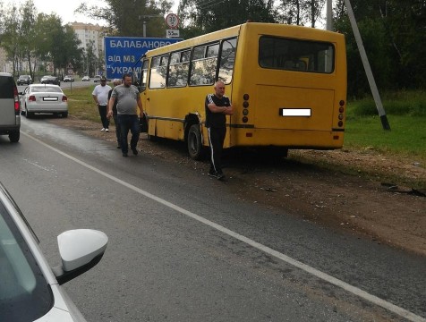 Пассажирский автобус попал в аварию в Ермолине