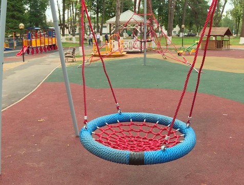 Новая площадка в Дзержинском районе вызывает восторг у детей и опасение у взрослых