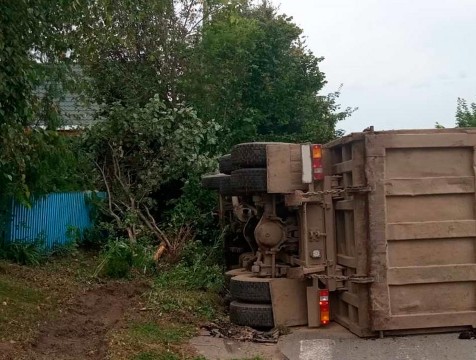 В Мещовске самосвал наехал на велосипедиста