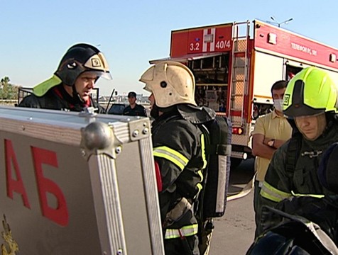 Пожарные отработали тактику тушения «горящего» торгового центра на Правобережье