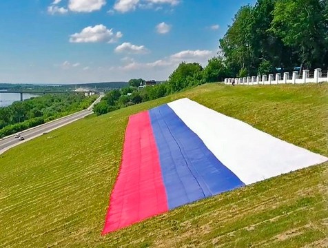 Огромный триколор украсил склон калужского парка культуры и отдыха