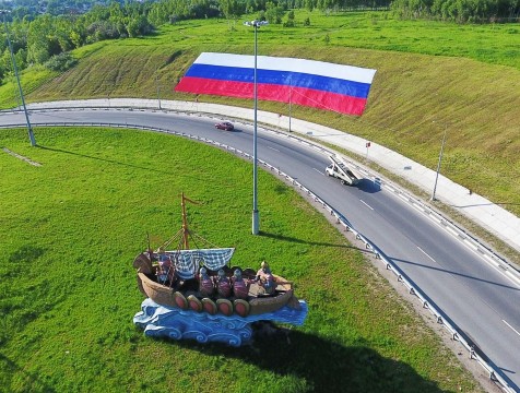 Еще один триколор украшает въезд в Калугу