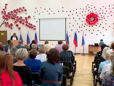 Педагоги Дзержинского района обсудили преимущества и недостатки дистанционного обучения