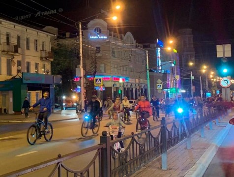 По традиции день города в Калуге начался с ночного велопробега