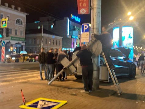 Две легковушки не поделили центральную улицу Калуги