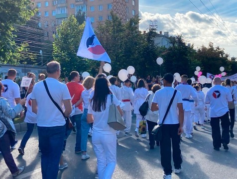 Более 40 организаций стали участниками карнавального шествия в день города