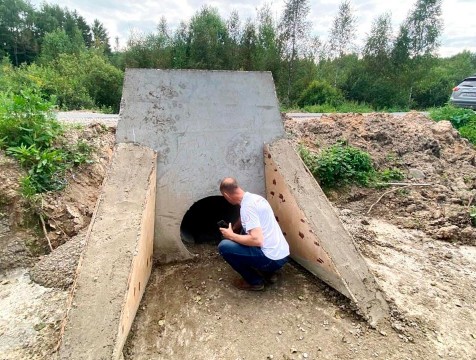 Подрядчики забетонировали водопропускную трубу под новой дорогой