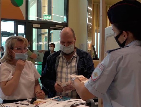 Посетителям торгового центра показали, как распознать фальшивые деньги