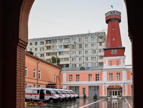 Спасателям МЧС вручили ключи от пяти новых спецавтомобилей