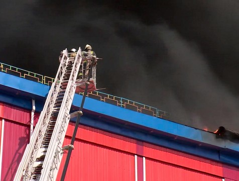 Спасатели не обнаружили людей в горящем здании в центре Калуги