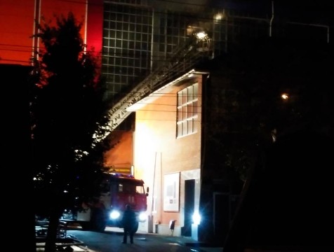 Здание бывшего хладокомбината в Калуге продолжает дымиться