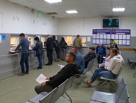 В ГИБДД объяснили большую очередь на получение прав простоем автошкол в период пандемии