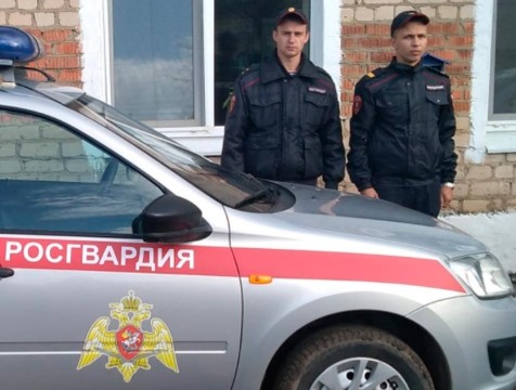 Сухиничские росгвардейцы эвакуировали жильцов дома во время пожара