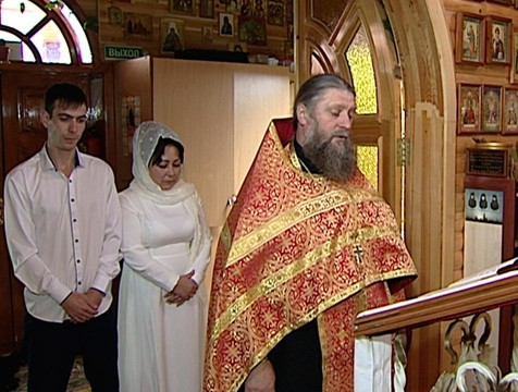 Семейная пара обвенчалась в медынской колонии