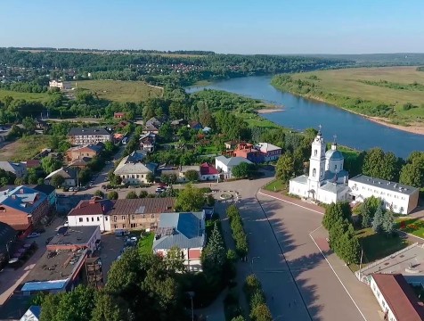 Поток туристов возвращается в Тарусу