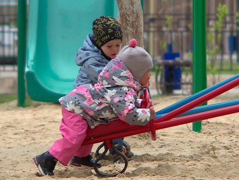 Недобросовестный подрядчик не смог построить детскую площадку в Дзержинском районе