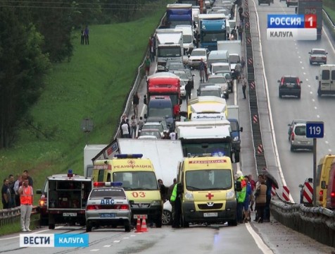 Серьёзное ДТП парализовало движение на Киевской трассе