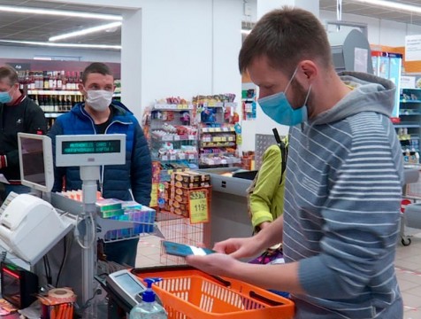 Калужане все чаще совершают безналичные операции с помощью мобильных устройств