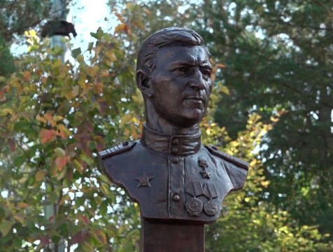 В Воскресенской школе под Кировом установили памятник герою Советского Союза Михаилу Угарову