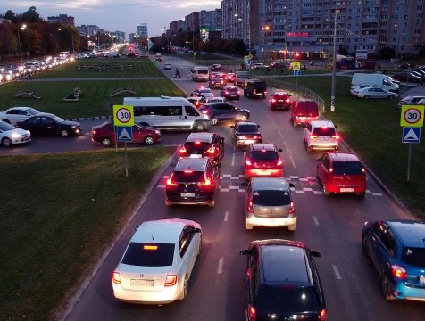Сотни водителей и пассажиров застряли в пробке на проспекте Маркса