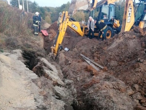 Двух работников водоканала засыпало в траншее