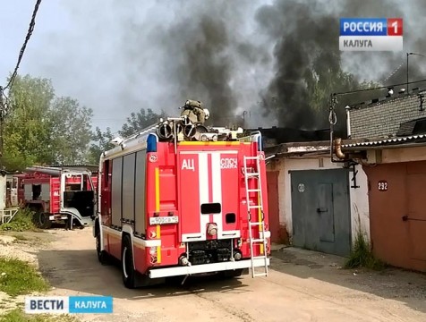 В гаражном боксе в Калуге сгорел «Камаз», запчасти и полтора миллиона рублей