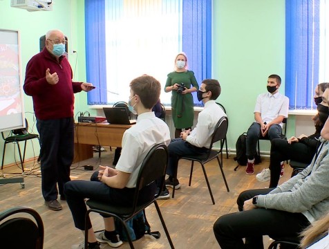В рамках кинолектория старшекласникам рассказали о подвиге разведчика Ивана Сторчака