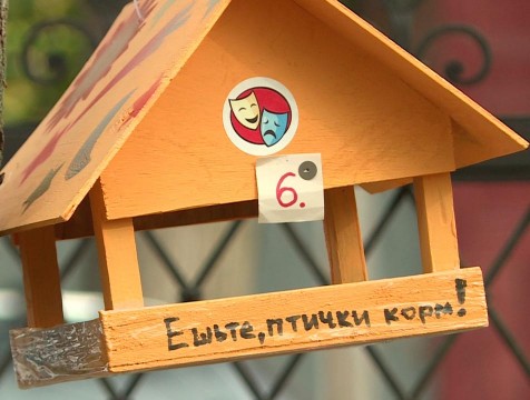 Более 40 кормушек для птиц расположились на деревьях в парке Циолковского