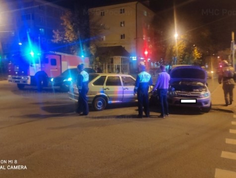 На перекрестке в центре Калуги столкнулись отечественные легковушки