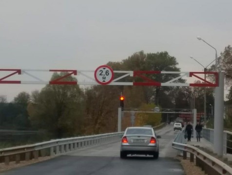 На людиновском мосту через Неполоть - первое дорожное происшествие