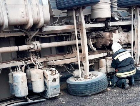 В Козельском районе опрокинулась груженая фура с прицепом