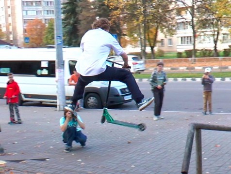 За неимением скейтпарка подростки провели соревнования на автобусной остановке