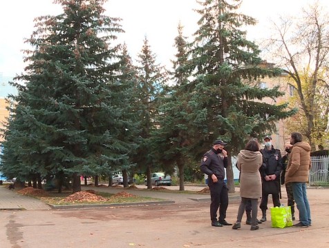 Полиция взяла на контроль нарушение порядка в сквере у Пятницкого кладбища