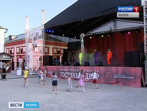 Хиты разных лет и дискотека: концерт «Летний коктейль» прошёл в Гостином дворе