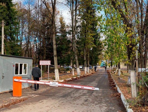 Жителям домов на территории калужской психбольницы не помешает новый забор
