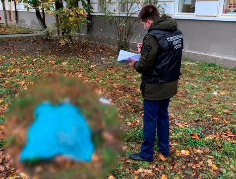 Рабочий погиб, сорвавшись с крыши дома на улице Ленина