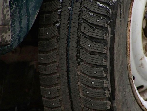 Автомобилистам могут запретить ездить на несезонных шинах