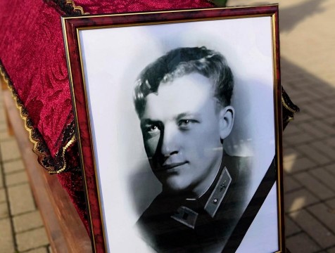 Останки советского лётчика Владимира Рыжова с почестями захоронили на воинском кладбище