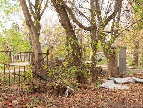 В одном из дворов на улице Ленина украли старинный забор