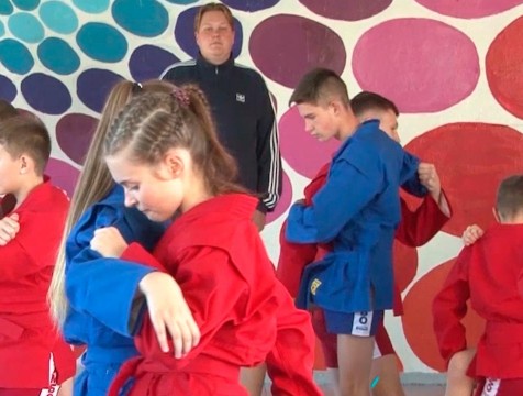 Приемы самбо изучают на физкультуре кировские школьники