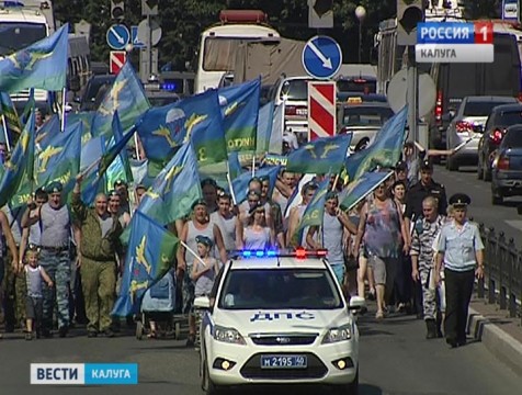 «Голубые береты» прошли по центру Калуги