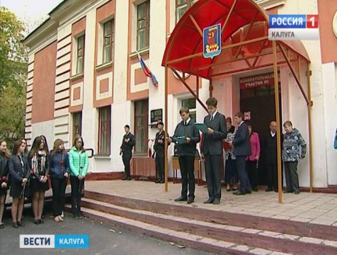 Школьники и сослуживцы почтили память Геннадия Гурова, погибшего при исполнении