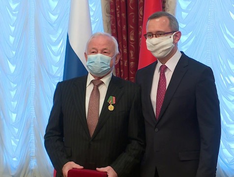 Государственные и областные награды вручили жителям региона