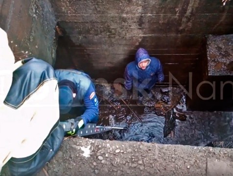 Из ливневки на Белкинских прудах достали неадекватного мужчину