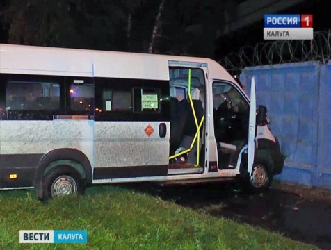 В Обнинске маршрутка врезалась в забор: трое пострадавших