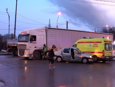 Фура протащила легковушку в Обнинске